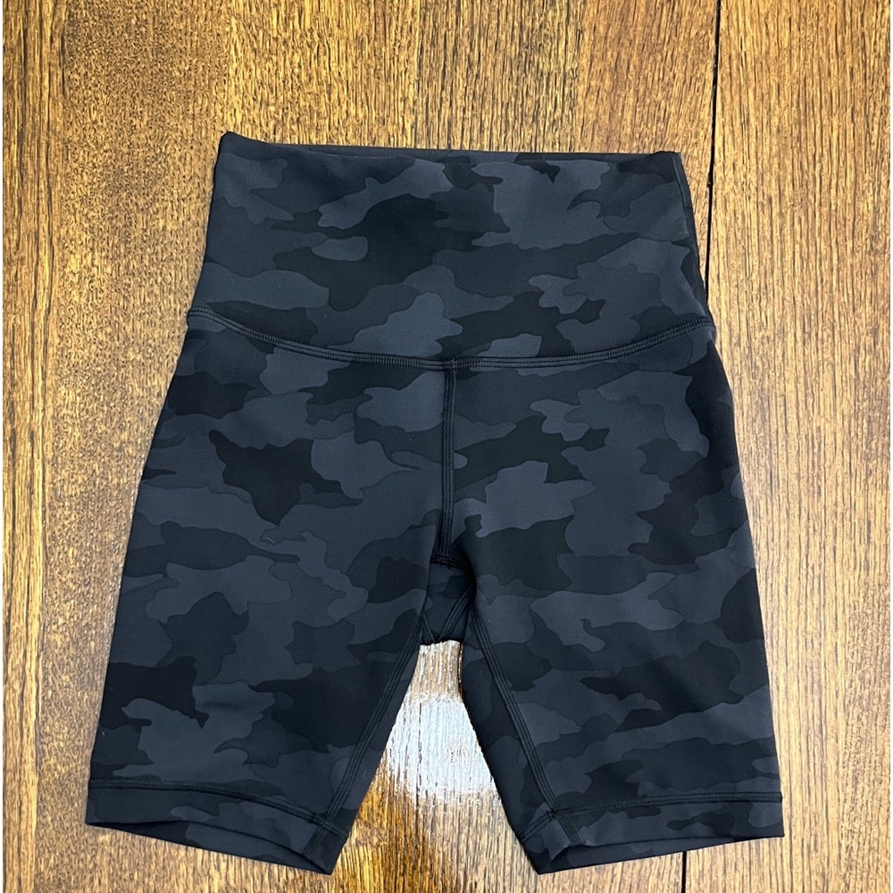 🍋LIKE NEW Lululemon Camo Biker length Shorts